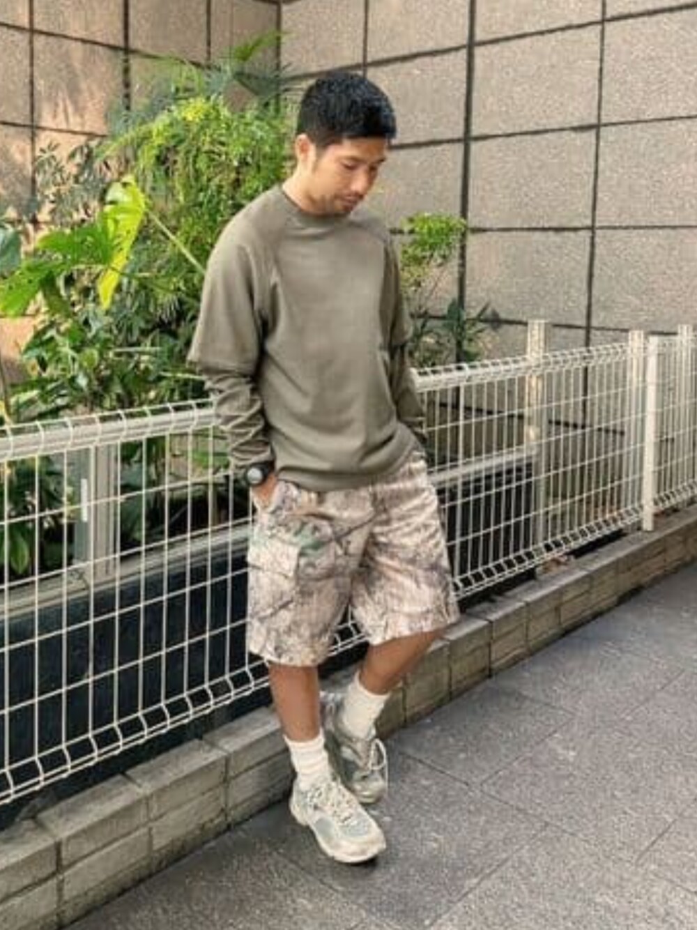 その他のカーゴパンツ、グリーン系のTシャツ/カットソーを着用したメンズの秋コーディネートの1枚目の写真