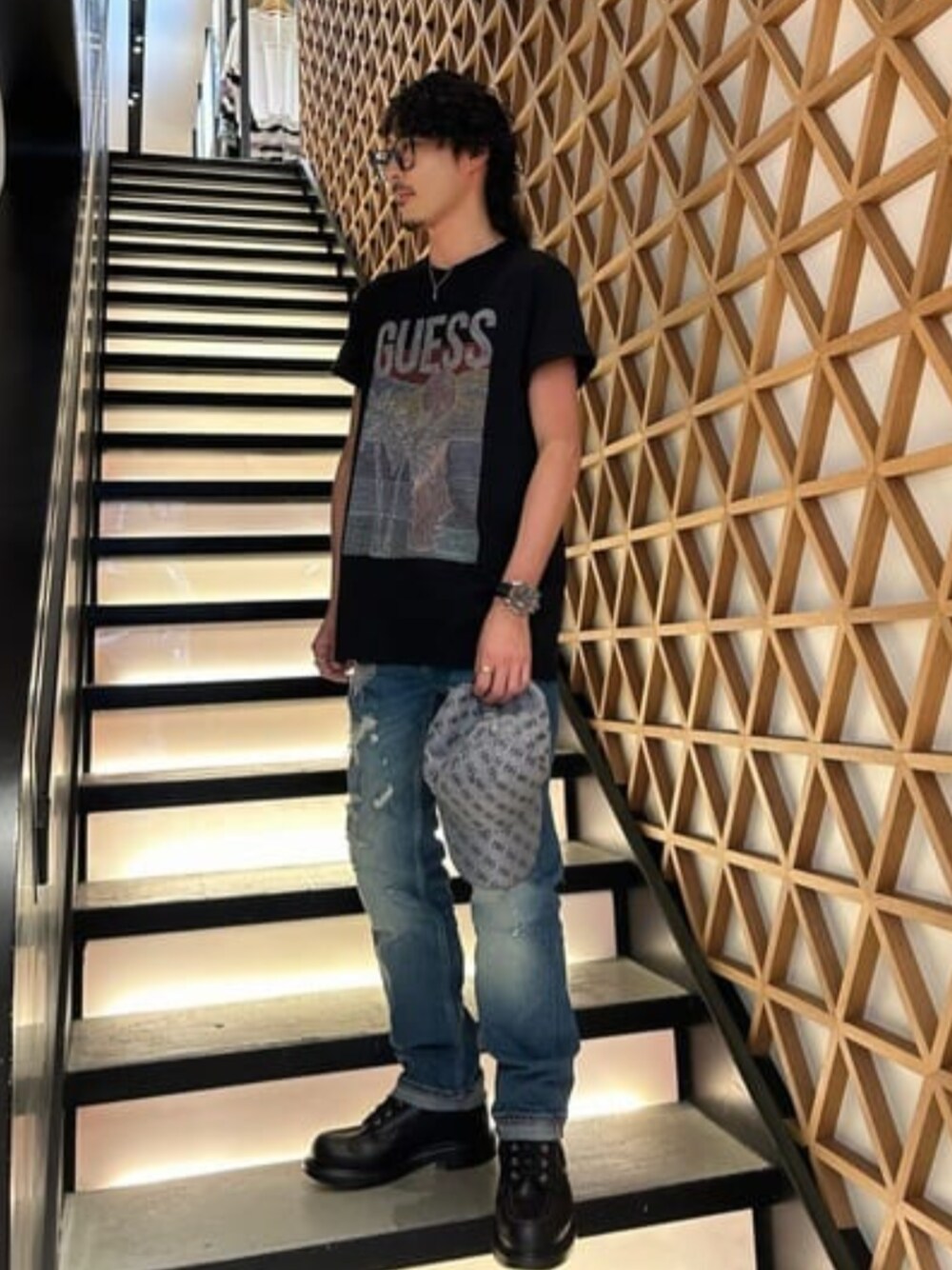 「GUESS、Tシャツ、デニム、ラフ」｜「GuessのANGELS Denim Pants（デニムパンツ、ブルー系）」を使った、GUESS JAPANさん（メンズ・165cm）の夏コーディネートの1枚目の写真