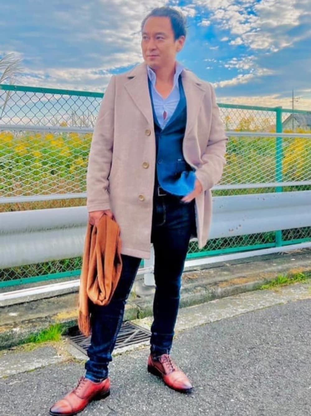 「コート、ビジネスカジュアル、大人カジュアル、guess」｜「GuessのDressy Coat（チェスターコート、ベージュ系）」を使った、GUESS JAPANさん（メンズ・170cm）の秋コーディネートの1枚目の写真
