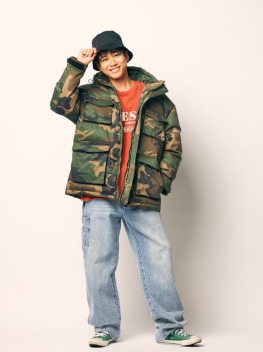 「guess、GUESS Originals、ストリートコーデ」｜「GuessのGUESS Originals Grid Logo Washed Tee（Tシャツ/カットソー、オレンジ系）」を使った、GUESS JAPANさん（メンズ・174cm）の春コーディネートの1枚目の写真