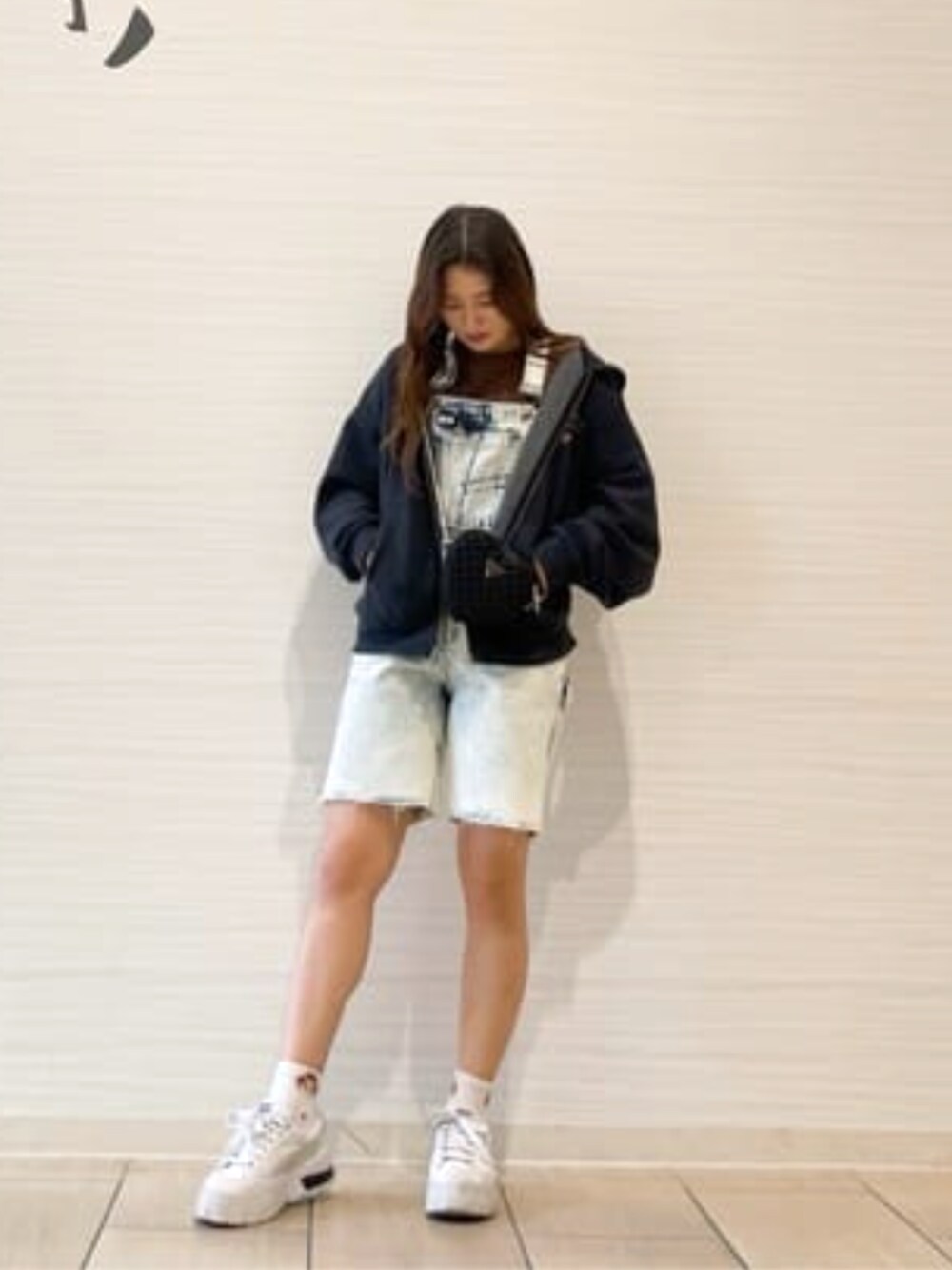 「GUESS 、春コーデ、カジュアル」｜「GuessのRIANEE Heart Crossbody Bag（ショルダーバッグ、ブラック系）」を使った、GUESS JAPANさん（レディース・158cm）の春コーディネートの1枚目の写真