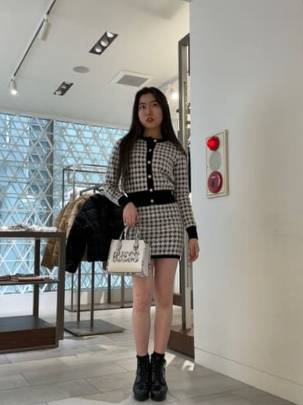 「guess、千鳥柄、セットアップ」｜「GuessのSILVANA 2 Compartmnt Mini Tote（トートバッグ、ベージュ系）」を使った、GUESS JAPANさん（レディース・161cm）の春コーディネートの1枚目の写真