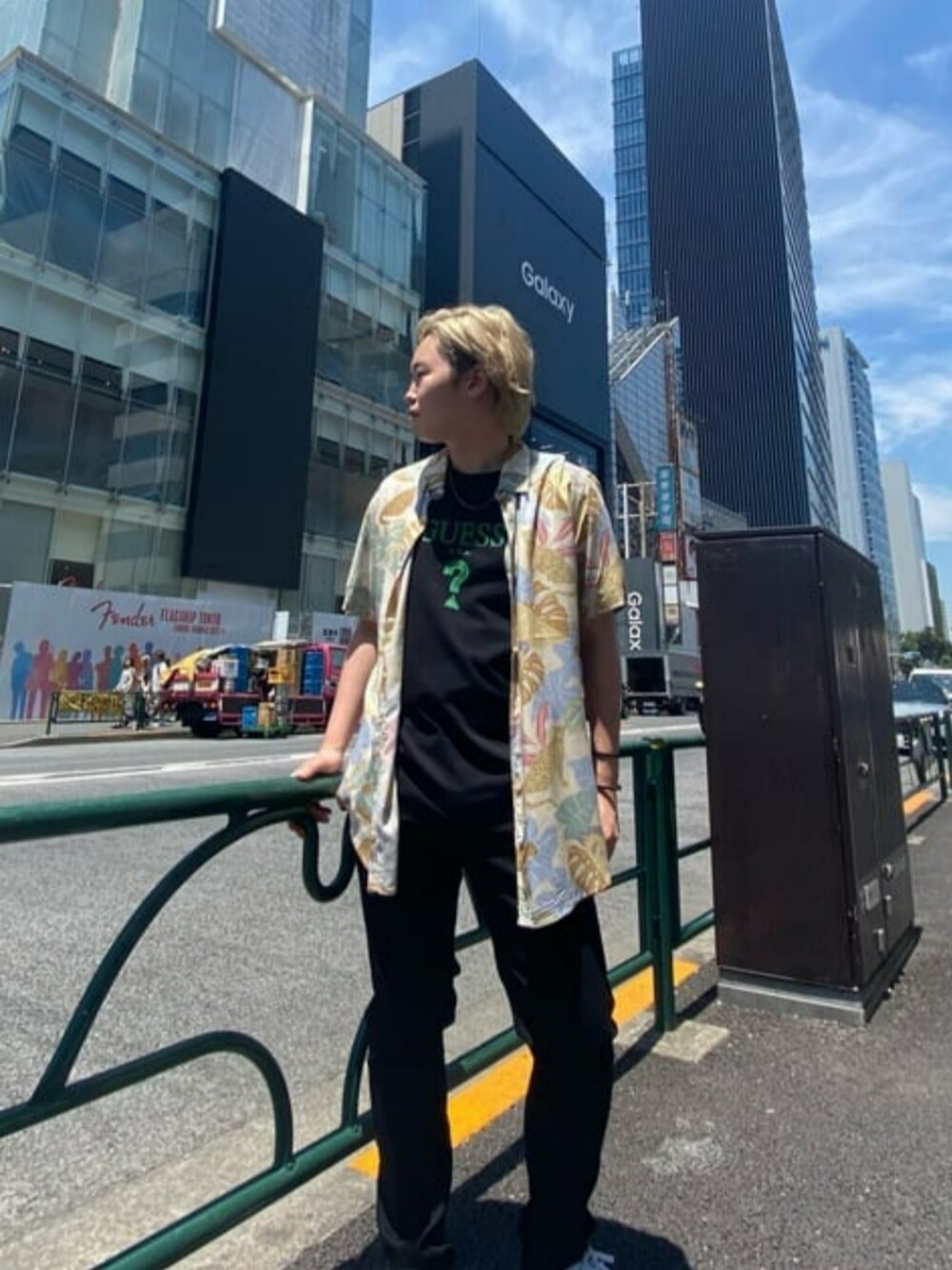 イエロー系のシャツ/ブラウス、ブラック系のTシャツ/カットソーを着用したメンズの夏コーディネートの1枚目の写真