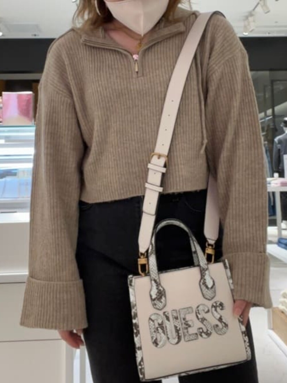 「シンプルコーデ、大人カジュアルコーデ、スタイルアップコーデ、guess」｜「GuessのSILVANA 2 Compartmnt Mini Tote（トートバッグ、ベージュ系）」を使った、GUESS JAPANさん（レディース・155cm）の秋コーディネートの1枚目の写真