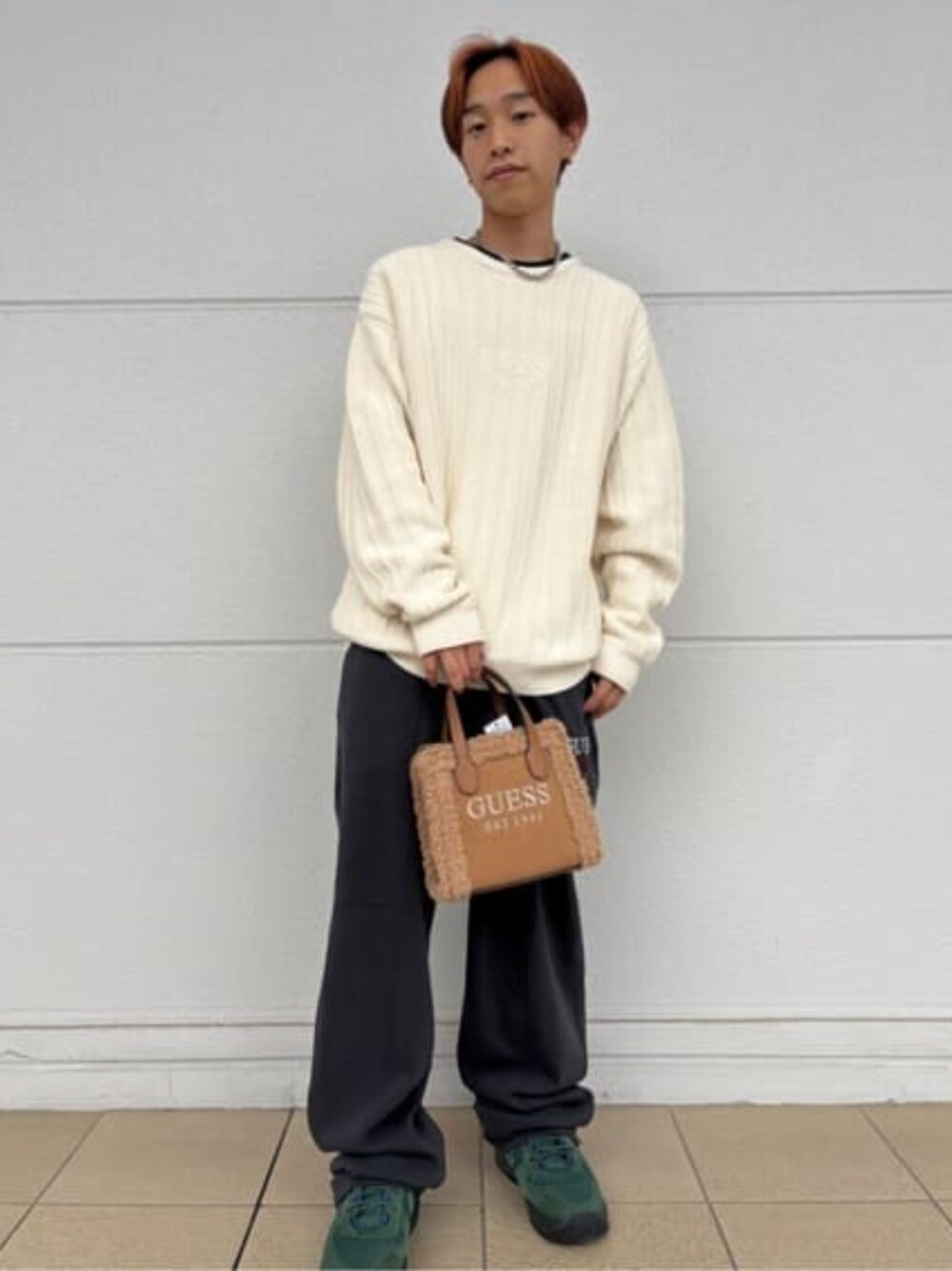 「guess、GUESS、秋コーデ、秋冬コーデ、ストリート、ストリートコーデ、ストリートMIX」｜「GuessのSILVANA 2 Compartmnt Mini Tote（トートバッグ、ブラウン系）」を使った、GUESS JAPANさん（メンズ・158cm）の冬コーディネートの1枚目の写真