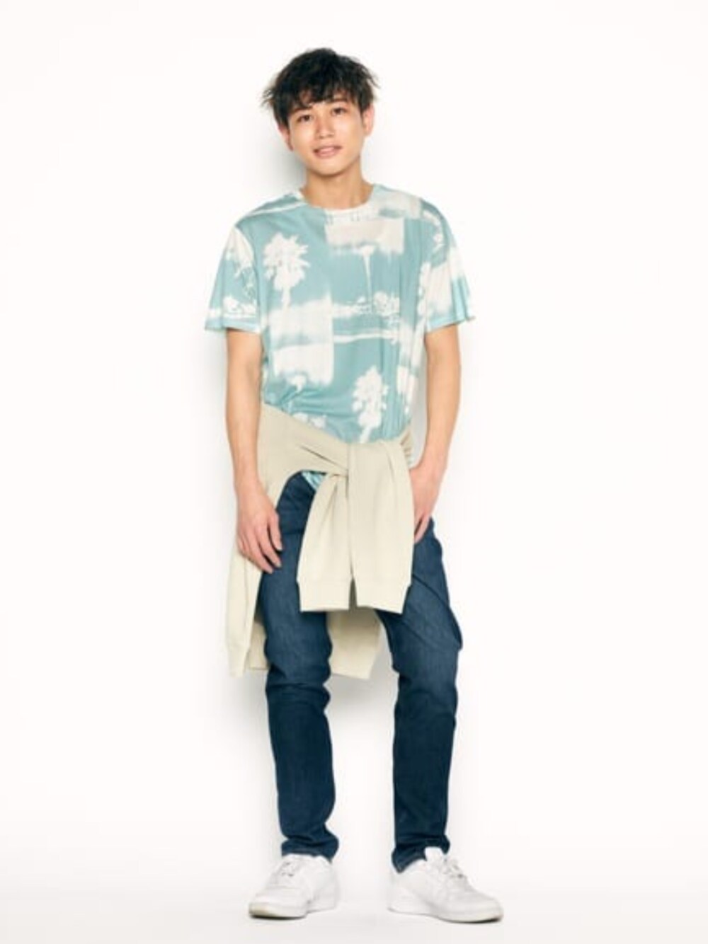 ベージュ系のスウェット、ブルー系のデニムパンツ、ブルー系のTシャツ/カットソーを着用したメンズの夏コーディネートの1枚目の写真