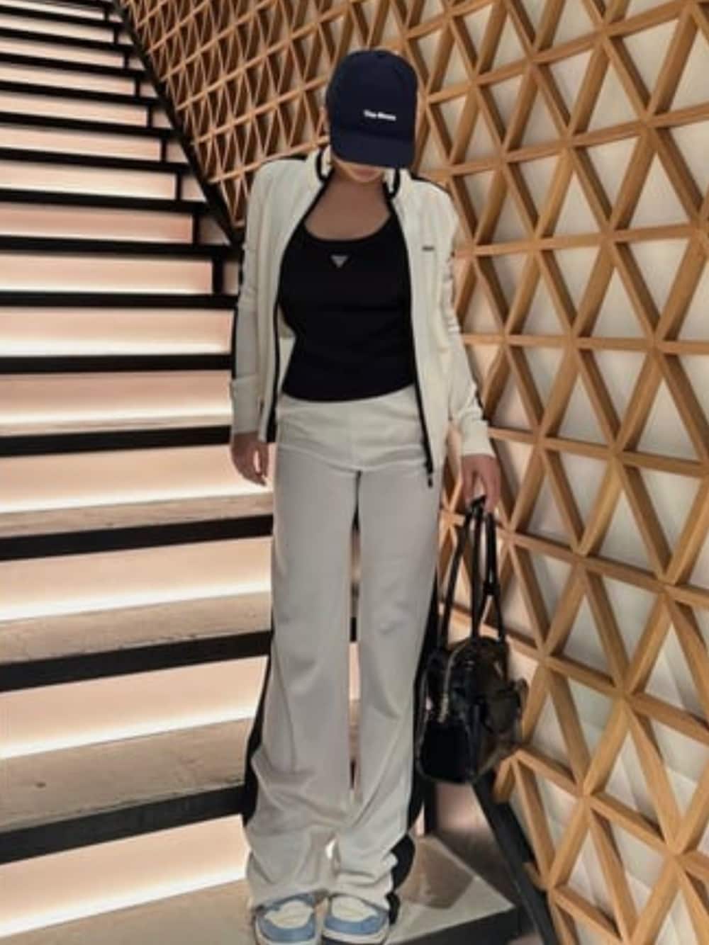 「guess、GUESS、セットアップ、セットアップスタイル、セットアップコーデ、スウェット、スウェットパンツ、スウェットコーデ、スポーツミックス、スポーティ、カジュアル、カジュアルコーデ」｜「GuessのECO Triangle Bling Ribbed Tank タンクトップ（タンクトップ、ブラック系）」を使った、GUESS JAPANさん（レディース・155cm）の春コーディネートの1枚目の写真