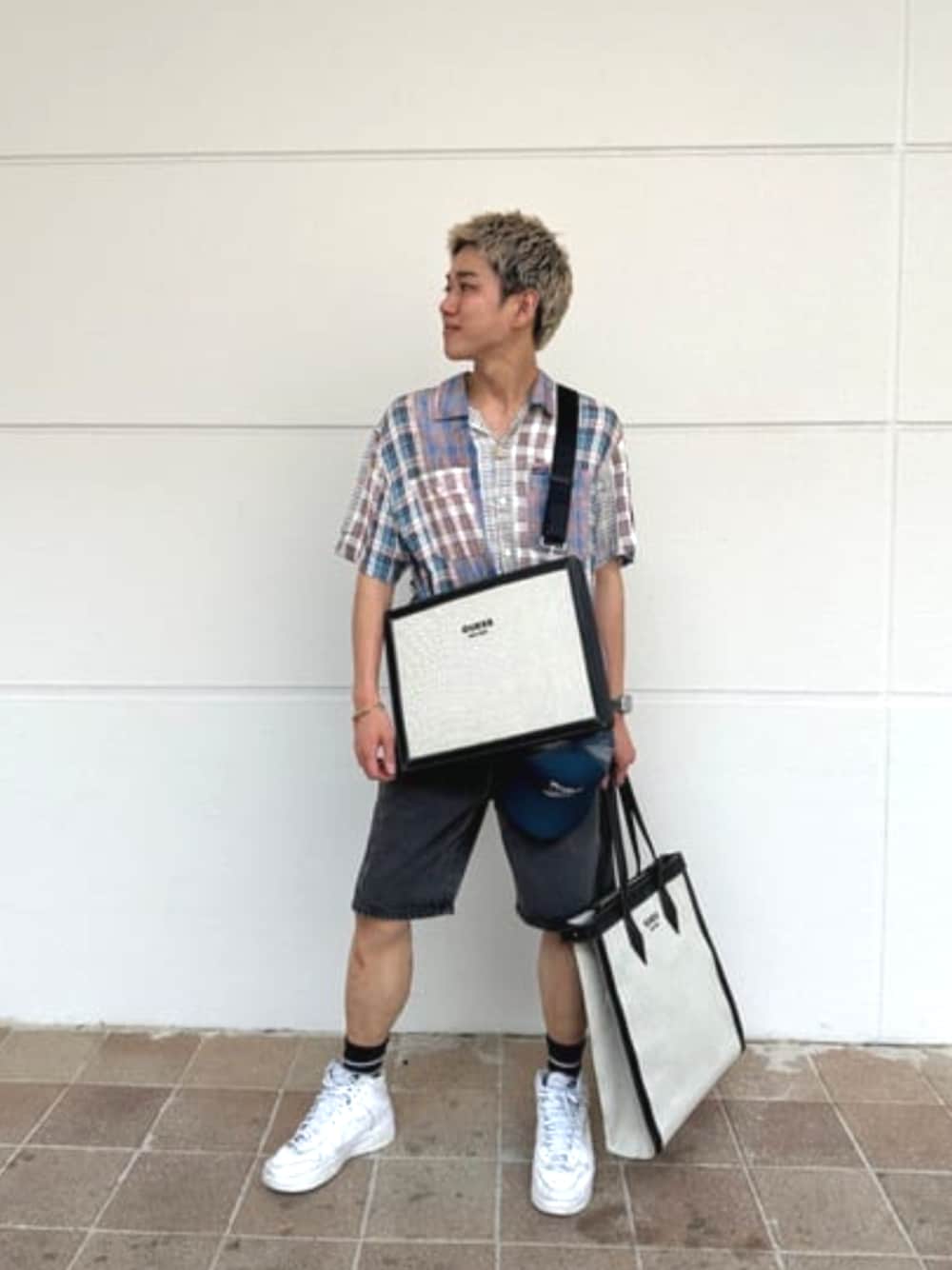 ブラック系のデニムパンツ、その他のシャツ/ブラウス、ブラック系のトートバッグを着用したメンズの夏コーディネートの1枚目の写真