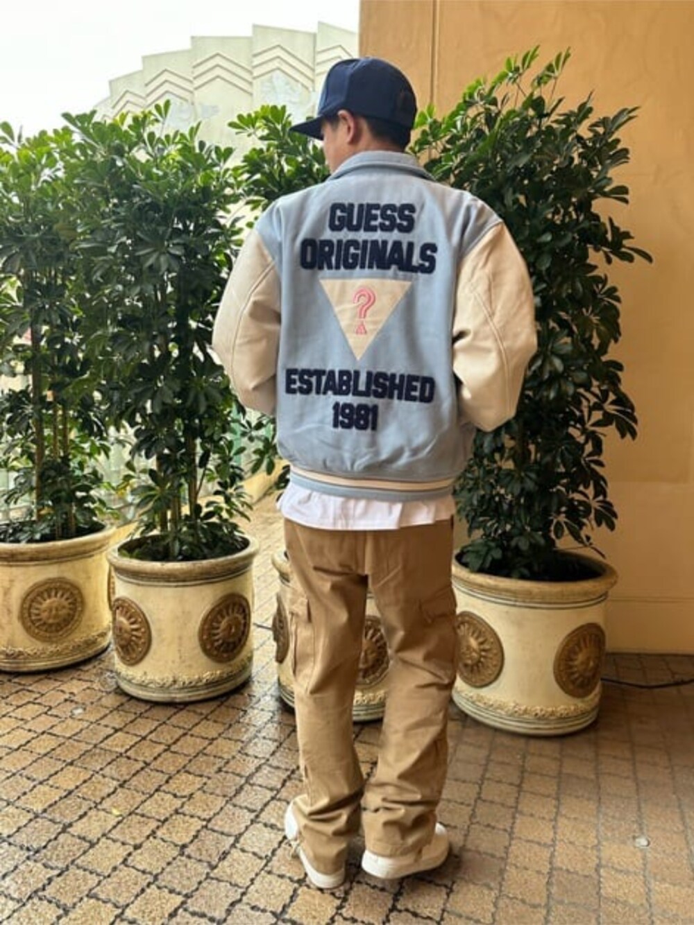 「ストリート、スタジャン、春コーデ、春服みてみて、カーゴパンツ、guess」｜「GuessのGUESS Originals Wildlife Patched Cap（キャップ、ブルー系）」を使った、GUESS JAPANさん（メンズ・174cm）の春コーディネートの1枚目の写真