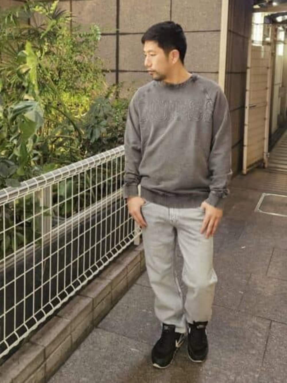 「guess、GUESS、ロゴ、ロゴスウェット、デニム、デニムパンツ、シンプルコーデ、シンプル、シンプルスタイル、春コーデ、春、グレーパンツ、グレーデニム」｜「GuessのGUESS Raglan Cn Sweatshirt スウェット（スウェット、ブラック系）」を使った、GUESS JAPANさん（メンズ・170cm）の春コーディネートの1枚目の写真
