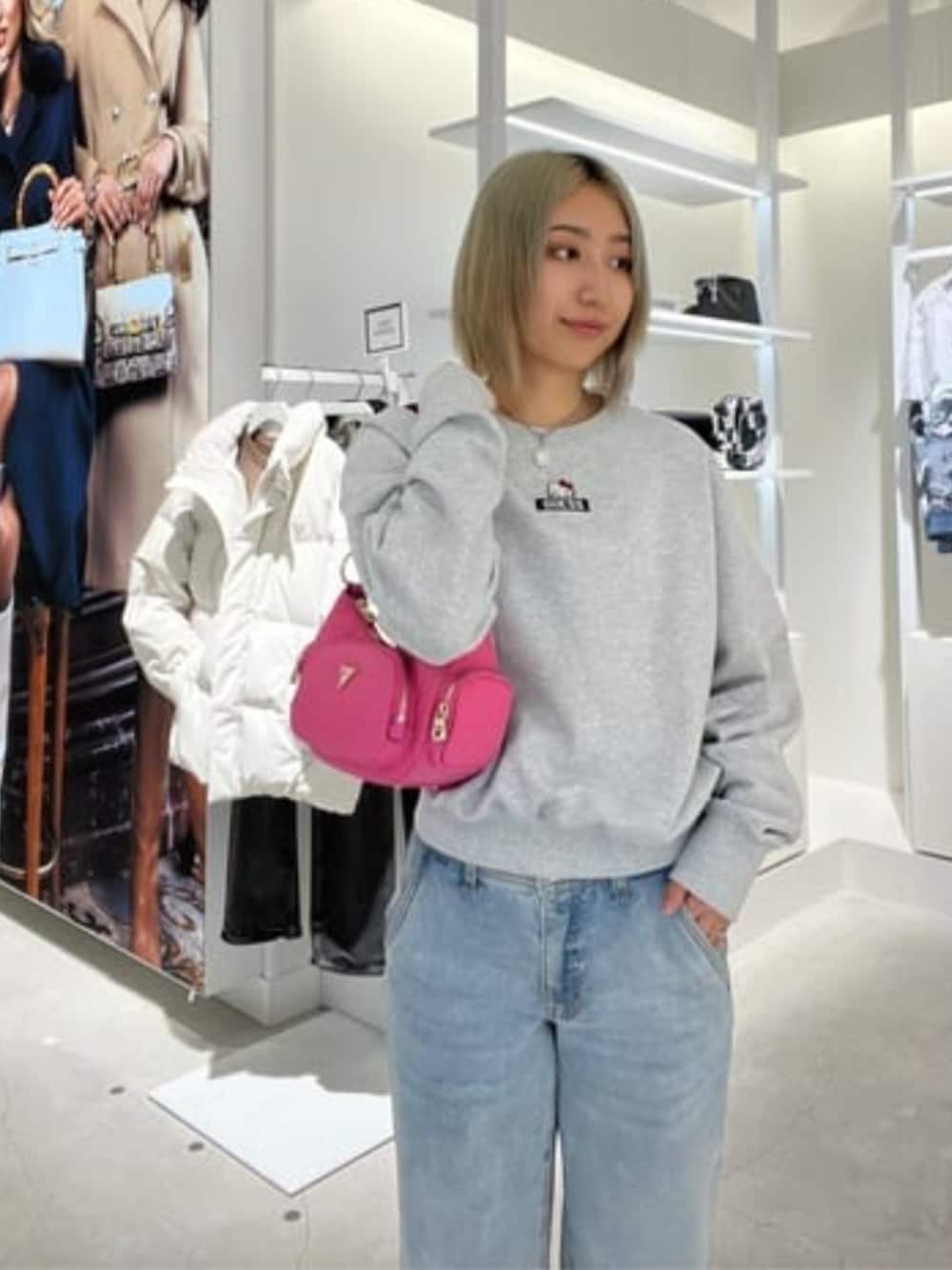 「guess、GUESS、ハローキティ、ハローキティコラボ、HELLO KITTY、ハンドバッグ」｜「GuessのECO Gemma Shoulder Bag ハンドバッグ ショルダーバッグ レディース（ハンドバッグ、ピンク系）」を使った、GUESS JAPANさん（レディース・162cm）の冬コーディネートの1枚目の写真