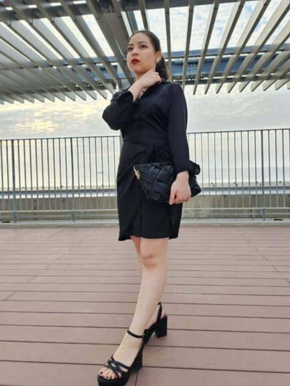 ブラック系のショルダーバッグ、ブラック系のシャツワンピースを着用したレディースの春コーディネートの1枚目の写真