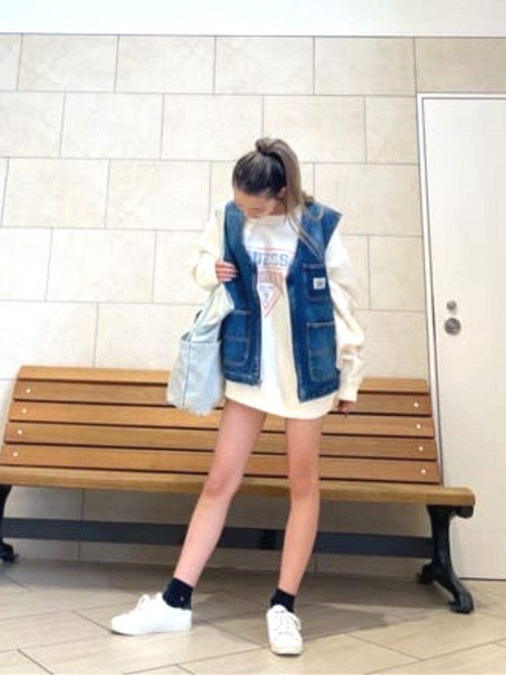 「guess、春コーデ、デニムベスト」｜「GuessのGUESS Originals Hickory Tote（トートバッグ、グレー系）」を使った、GUESS JAPANさん（レディース・155cm）の春コーディネートの1枚目の写真