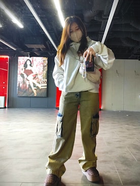 「アイテム（カーゴパンツ、イエロー系）」を使った、GUESS JAPANさん（レディース・155cm）の春コーディネート