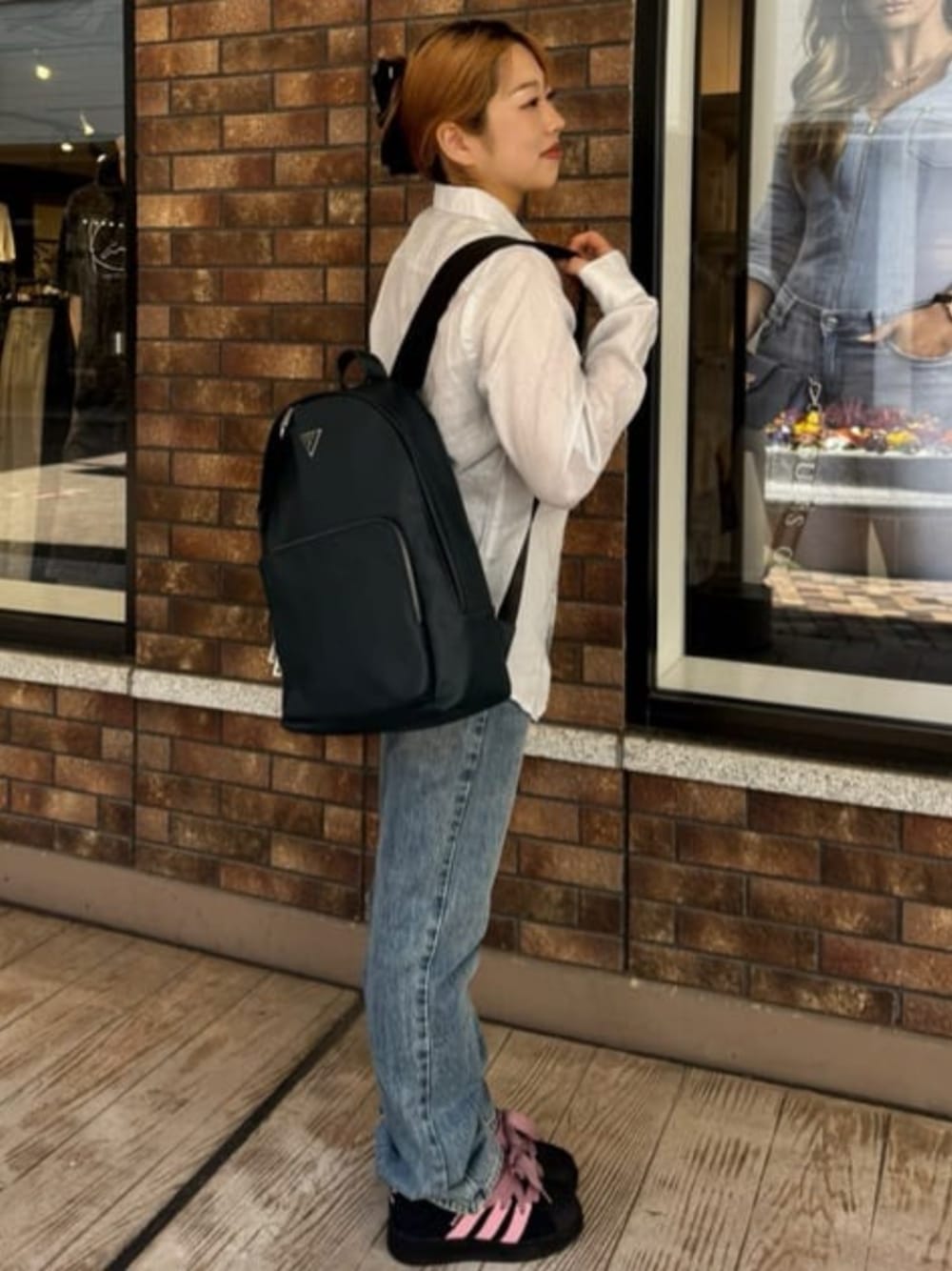 「guess、GUESS、シャツスタイル、シャツ、シャツコーデ、バックパック、カジュアル、カジュアルコーデ、デニム、デニムパンツ」｜「GuessのEco Island Linen Shirt（シャツ/ブラウス、ホワイト系）」を使った、GUESS JAPANさん（レディース・156cm）の春コーディネートの1枚目の写真