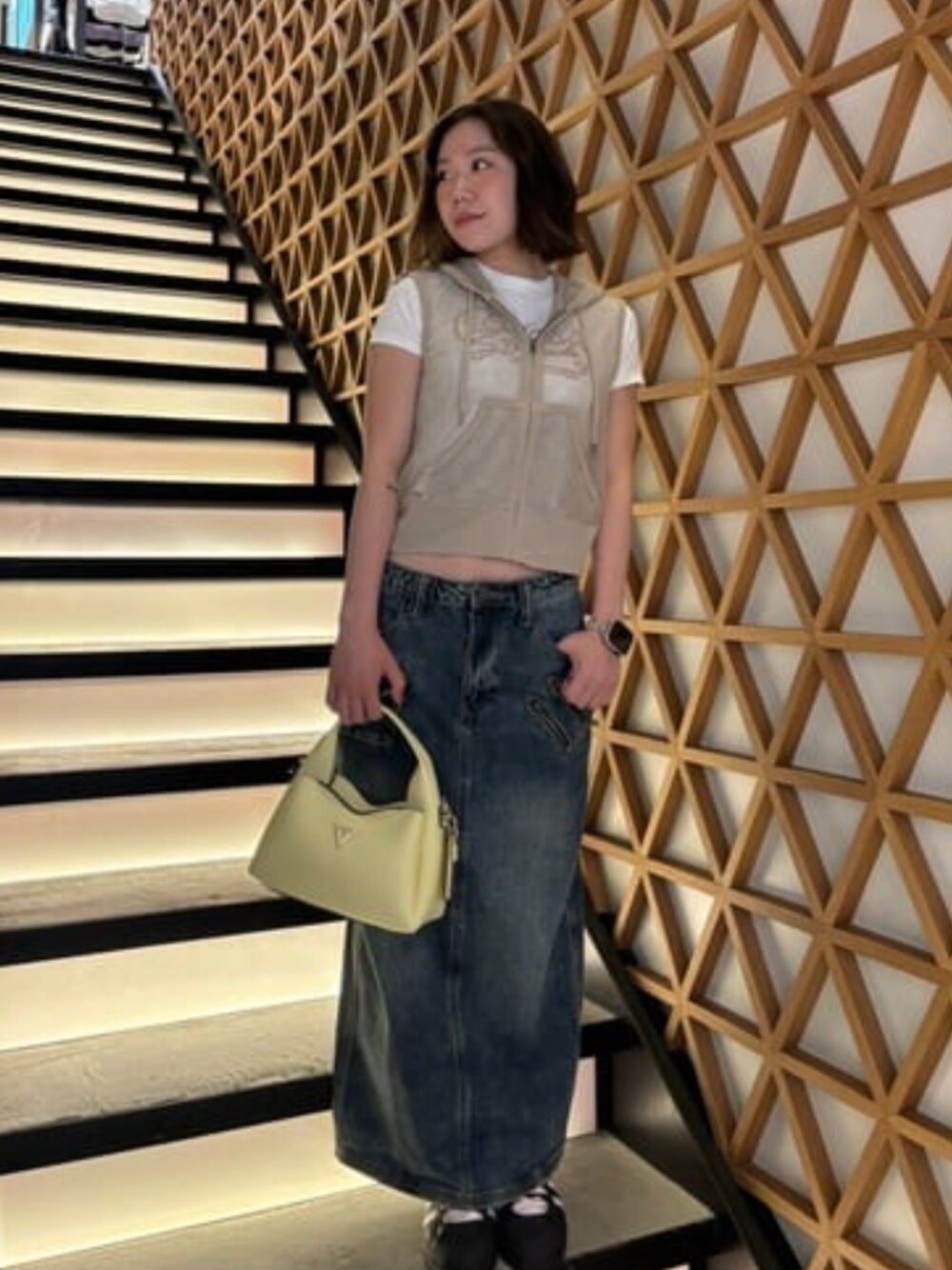 「GUESS、guess、GUESS Originals、メッシュトップス、夏コーデ」｜「GuessのIWONA Top Handle Crossbody クロスボディバッグ レディース（ショルダーバッグ、イエロー系）」を使った、GUESS JAPANさん（レディース・155cm）の夏コーディネートの1枚目の写真