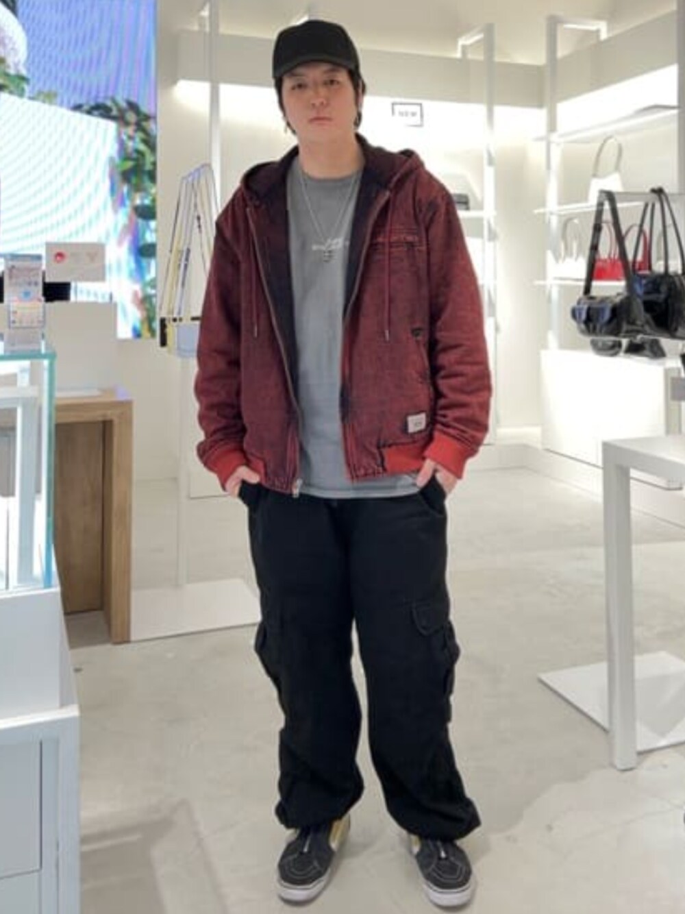「guess、GUESS、赤×黒、デニムジャケット、カーゴパンツ、カーゴパンツコーデ、春コーデ、春」｜「GuessのGUESS Originals Cargo Pants カーゴパンツ（カーゴパンツ、ブラック系）」を使った、GUESS JAPANさん（メンズ・178cm）の春コーディネートの1枚目の写真