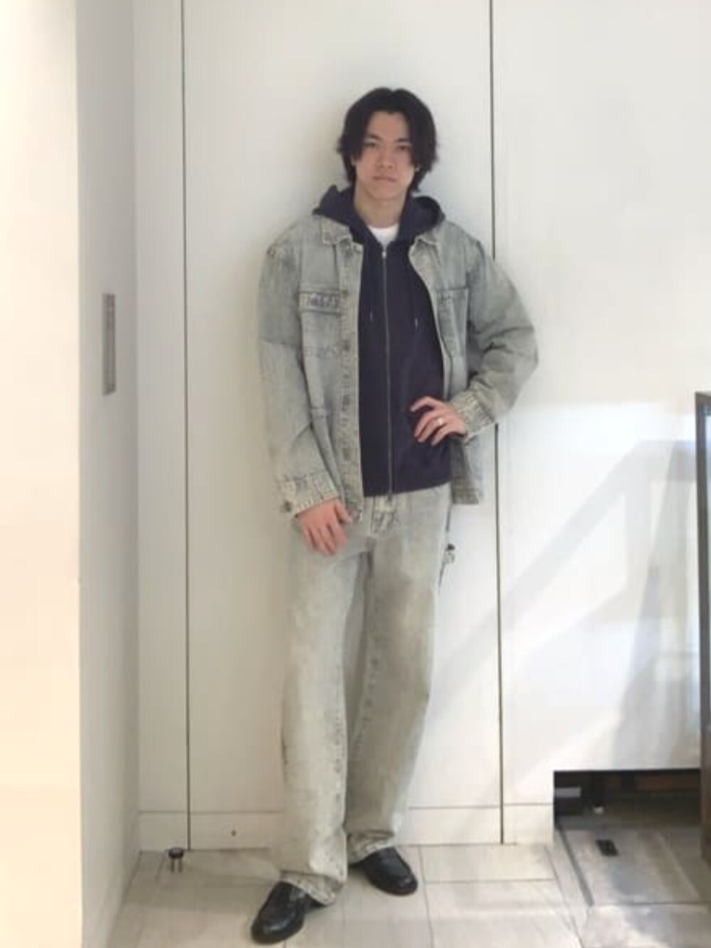 「guess、GUESS Originals、ヴィンテージ加工、デニムコーデ」｜「GuessのGUESS Originals Pin Stripe Chore Jacket（ブルゾン、グレー系）」を使った、GUESS JAPANさん（メンズ・178cm）の春コーディネートの1枚目の写真