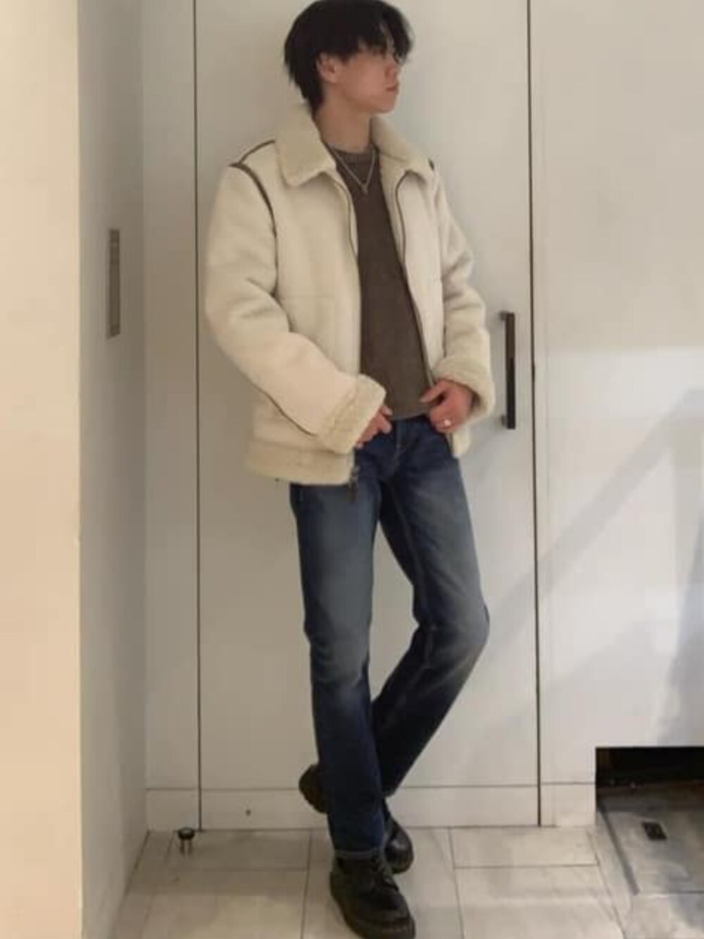 「guess、大人カジュアル、ブルゾン」｜「GuessのAngus Bleach Sailor Rib Sweater（ニット/セーター、ブラウン系）」を使った、GUESS JAPANさん（メンズ・178cm）の春コーディネートの1枚目の写真