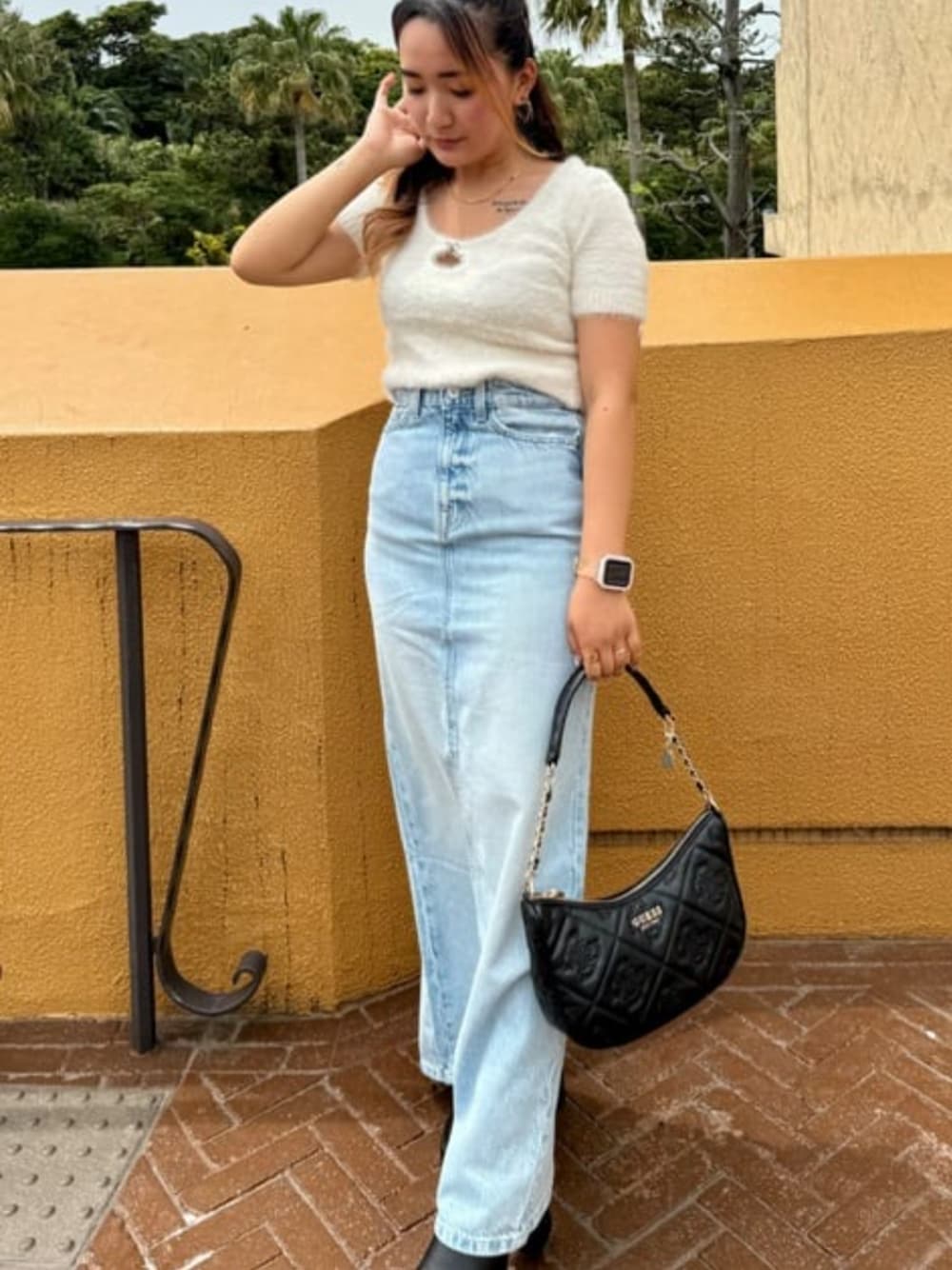 「Guess、きれいめカジュアル、夏コーデ、デニムスカート」｜「GuessのMARIEKE Shoulder Bag ハンドバッグ ショルダーバッグ レディース（ハンドバッグ、ブラック系）」を使った、GUESS JAPANさん（レディース・152cm）の春コーディネートの1枚目の写真