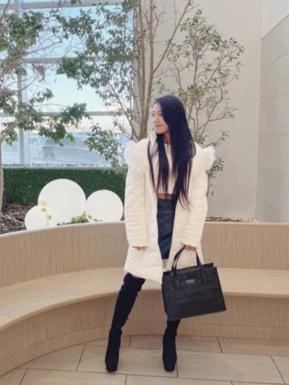 「ダウンジャケット、冬コーデ、デートコーデ、guess」｜「GuessのSILVANA 2 Compartment Tote（トートバッグ、ブラック系）」を使った、GUESS JAPANさん（レディース・157cm）の秋コーディネートの1枚目の写真