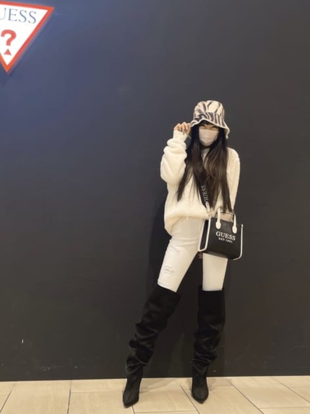 ホワイト系のスウェット、ベージュ系のハットを着用したレディースの秋コーディネートの1枚目の写真