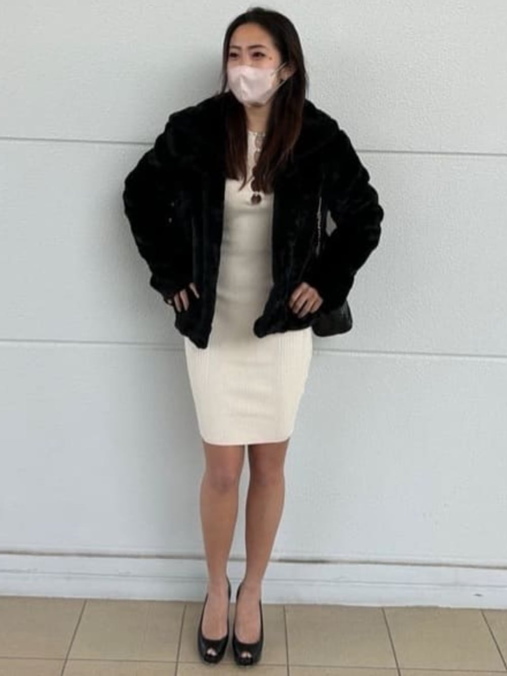 ブラック系のショルダーバッグ、ブラック系のブルゾン、ベージュ系のワンピースを着用したレディースの春コーディネートの1枚目の写真