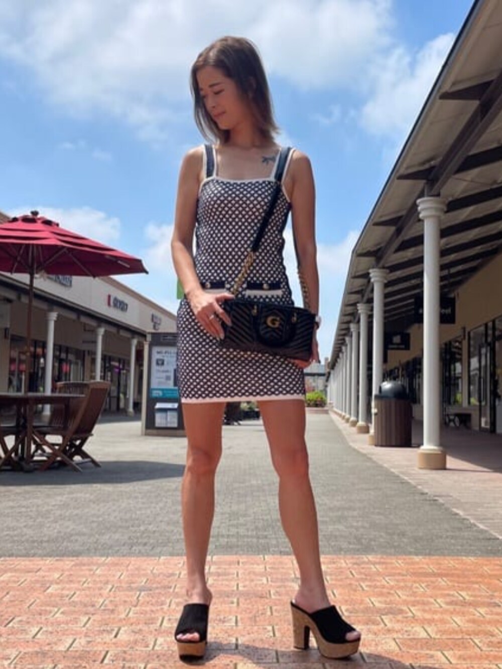 「guess、GUESS、夏コーデ、ドレス、ハンドバッグ、サッチェルバッグ」｜「GuessのJerri Chenille Dress（ワンピース、ホワイト系）」を使った、GUESS JAPANさん（レディース・163cm）の夏コーディネートの1枚目の写真