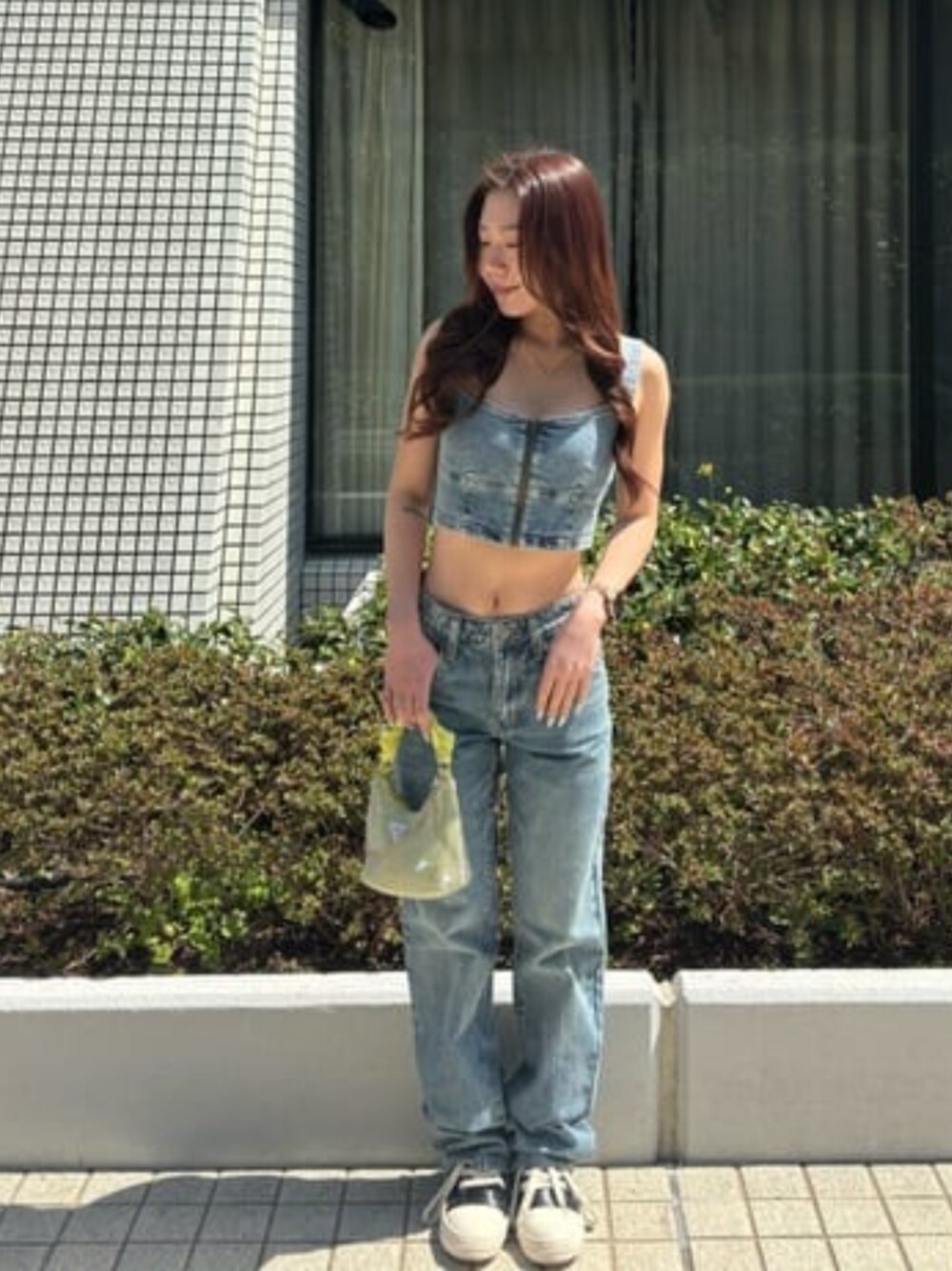「guess、GUESS Originals、デニムセットアップ、デニム」｜「GuessのGUESS Originals Kit Straight Jeans（デニムパンツ、ブルー系）」を使った、GUESS JAPANさん（レディース・155cm）の春コーディネートの1枚目の写真