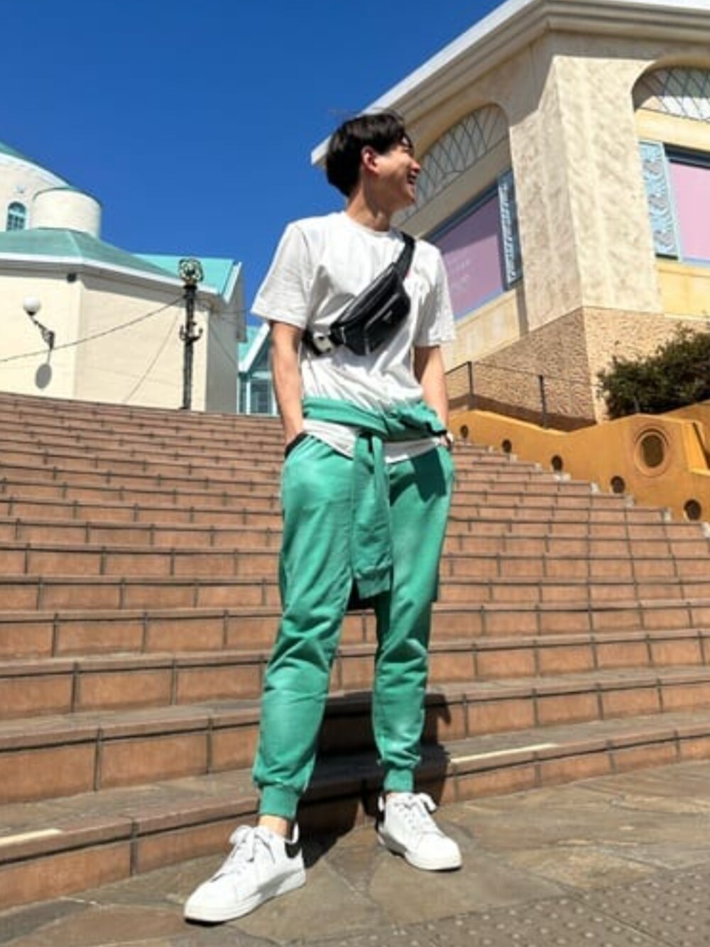 ブラック系のボディバッグ/ウエストポーチ、グリーン系のスウェット、グリーン系のスウェットパンツを着用したメンズの春コーディネートの1枚目の写真