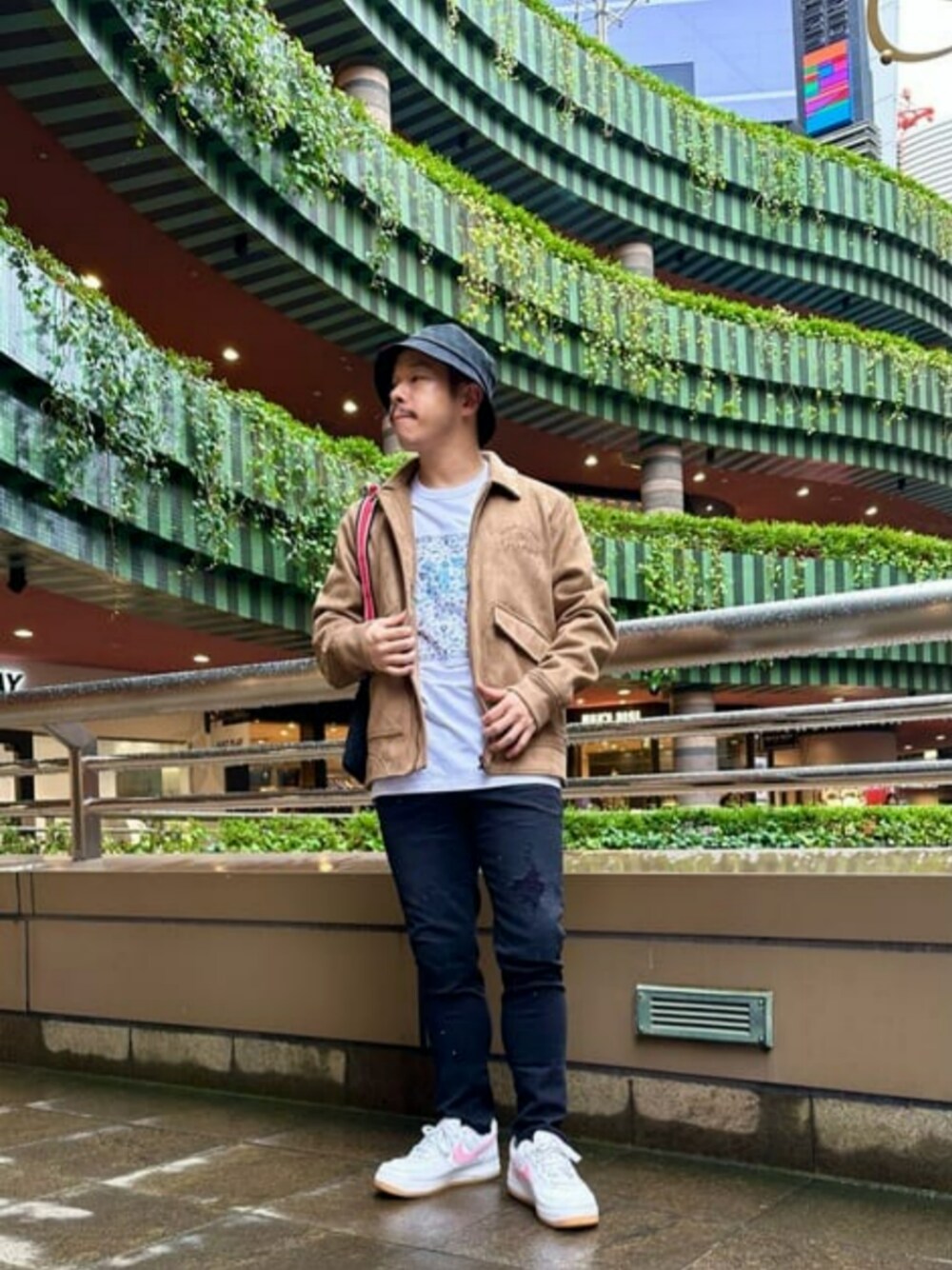 「スエードジャケット、スキニーデニム、メンズコーデ、guess」｜「GuessのExtreme Skinny Denim Pants（デニムパンツ、ブラック系）」を使った、GUESS JAPANさん（メンズ・167cm）の秋コーディネートの1枚目の写真