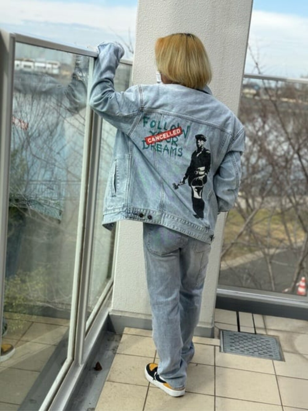 「guess、デニムジャケット、ストリートコーデ」｜「GuessのGUESS X BRANDALISED(R) WITH GRAFFITI BY BANKSY Oversized Denim Jacket（デニムジャケット、ブルー系）」を使った、GUESS JAPANさん（メンズ・158cm）の春コーディネートの1枚目の写真
