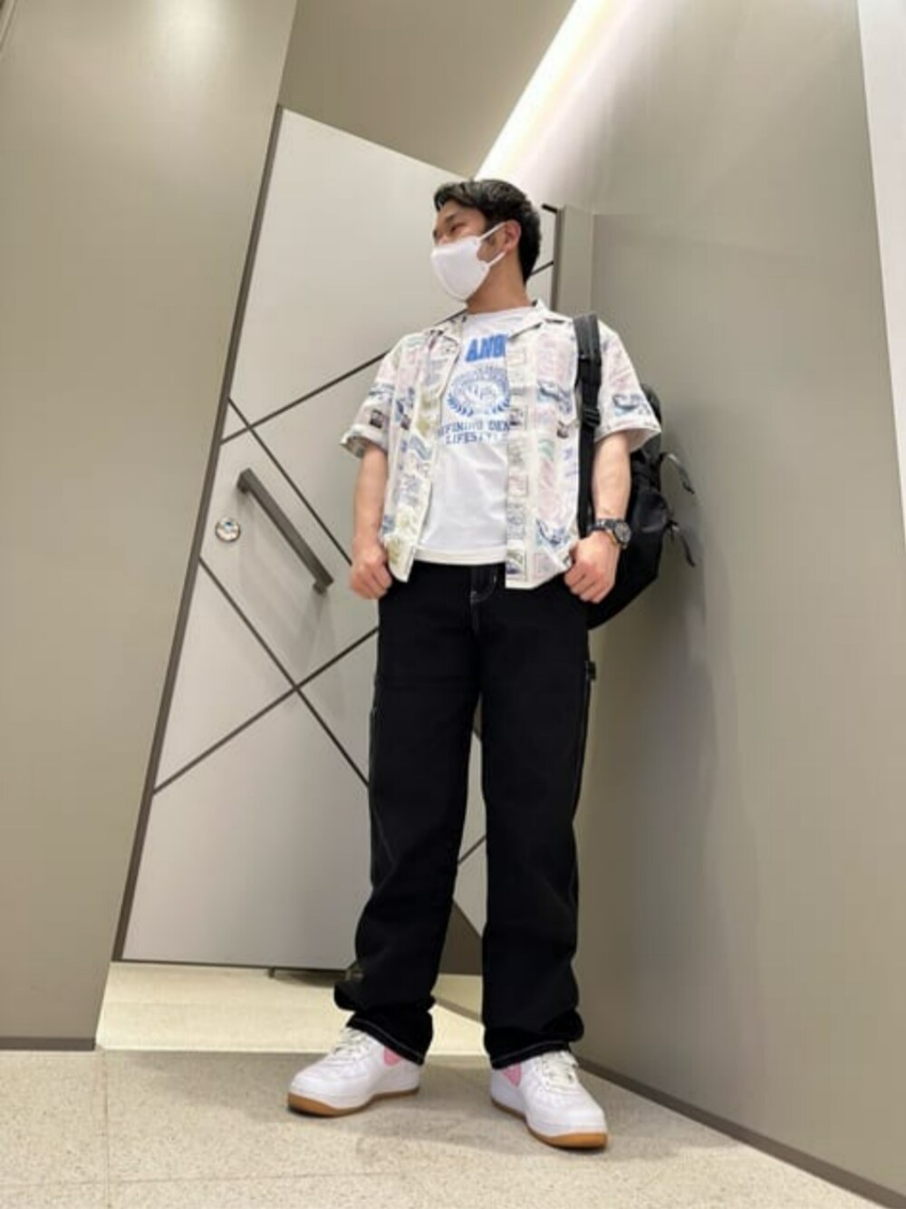 ホワイト系のシャツ/ブラウス、ホワイト系のTシャツ/カットソー、ブラック系のバックパック/リュックを着用したメンズの夏コーディネートの1枚目の写真