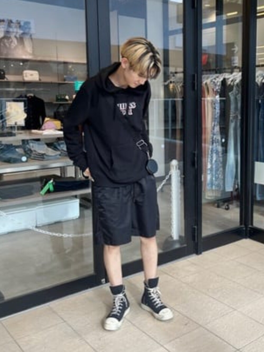 ブラック系のその他パンツ、ブラック系のショルダーバッグ、ブラック系のパーカーを着用したメンズの夏コーディネートの1枚目の写真