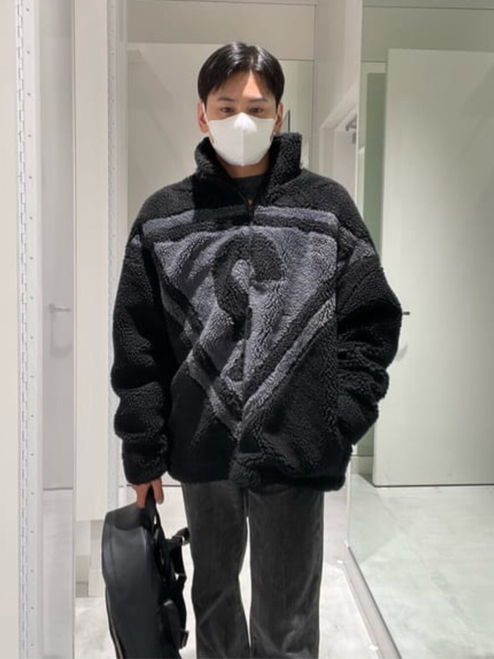 「guess、ボアジャケット、アウター、メンズコーデ」｜「GuessのGray brush cut Denim Pants（デニムパンツ、グレー系）」を使った、GUESS JAPANさん（メンズ・173cm）の冬コーディネートの1枚目の写真