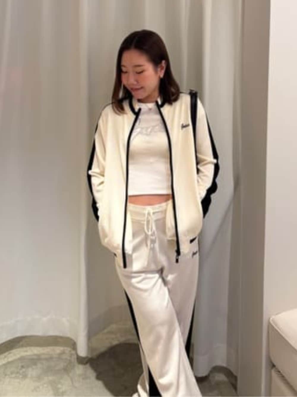 ホワイト系のTシャツ/カットソー、ホワイト系のスウェット、ホワイト系のスウェットパンツを着用したレディースの春コーディネートの1枚目の写真