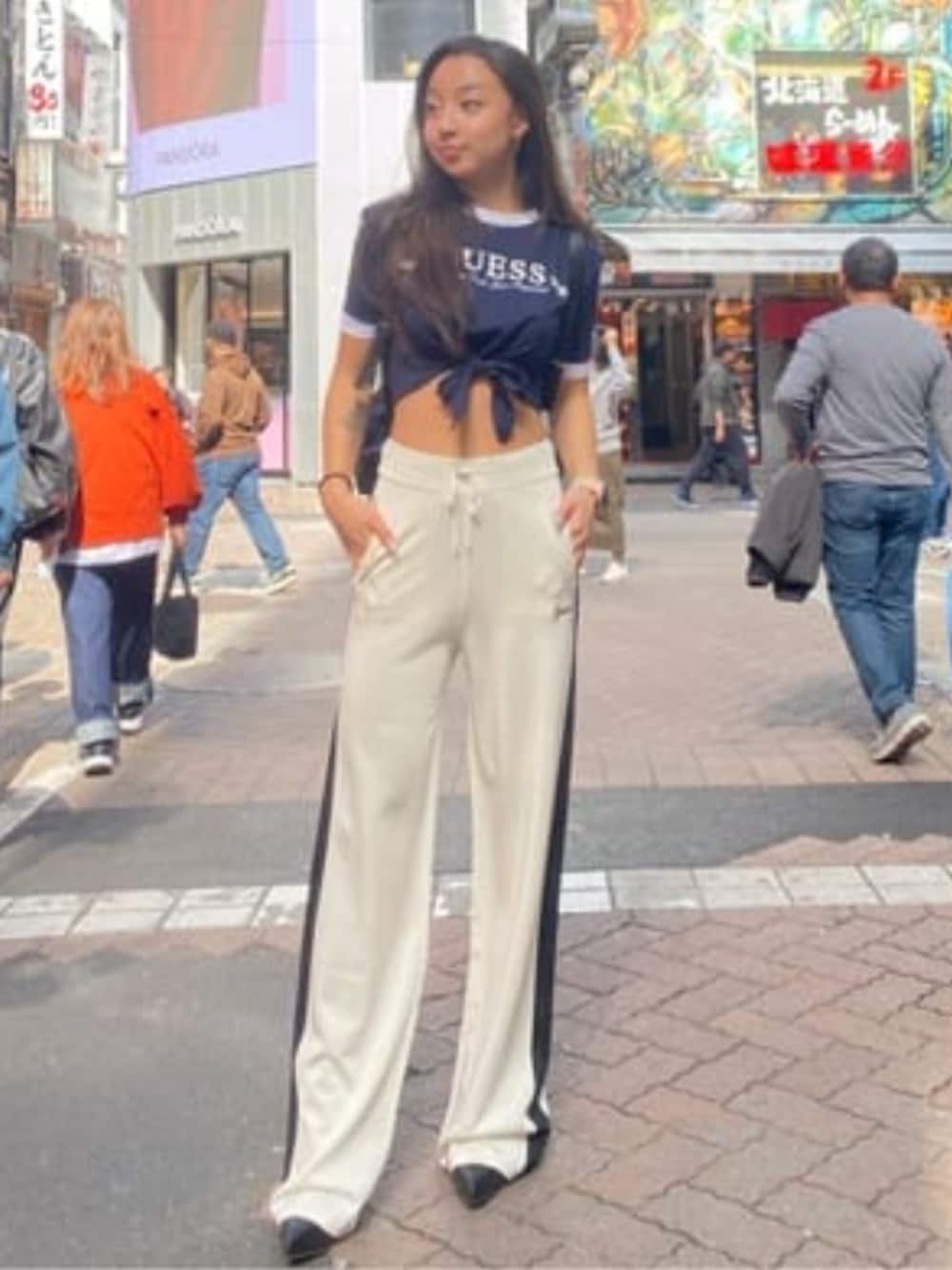 「guess、GUESS、ロゴ、ロゴT、スウェット、スウェットパンツ、ショート丈トップス、ショート丈、ショート丈Tシャツ、カジュアル、カジュアルコーデ」｜「GuessのKNOT T-Shirt 半袖Tシャツ レディース（Tシャツ/カットソー、ブルー系）」を使った、GUESS JAPANさん（レディース・162cm）の春コーディネートの1枚目の写真