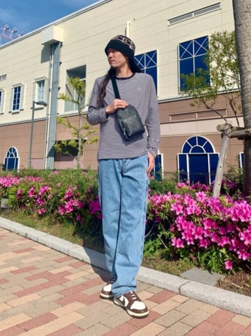 ブルー系のデニムパンツ、ホワイト系のTシャツ/カットソーを着用したメンズの春コーディネートの1枚目の写真