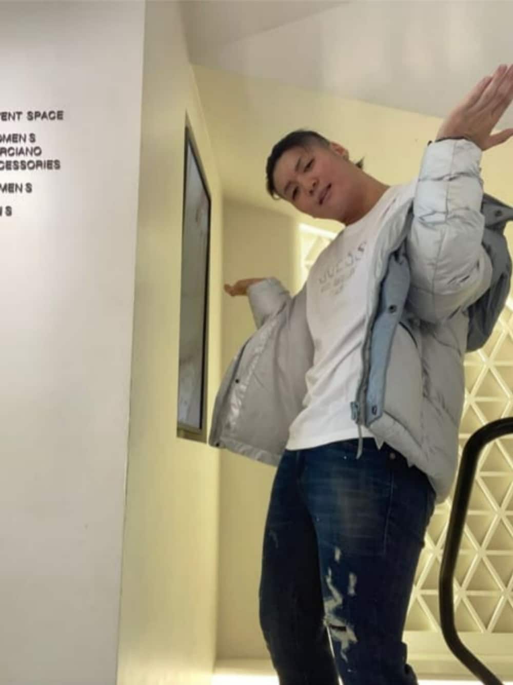 「Hip hopスタイル、ダウンジャケット、スキニーデニム、guess」｜「GuessのShiny Film Logo Teet（Tシャツ/カットソー、ホワイト系）」を使った、GUESS JAPANさん（メンズ・178cm）の秋コーディネートの1枚目の写真