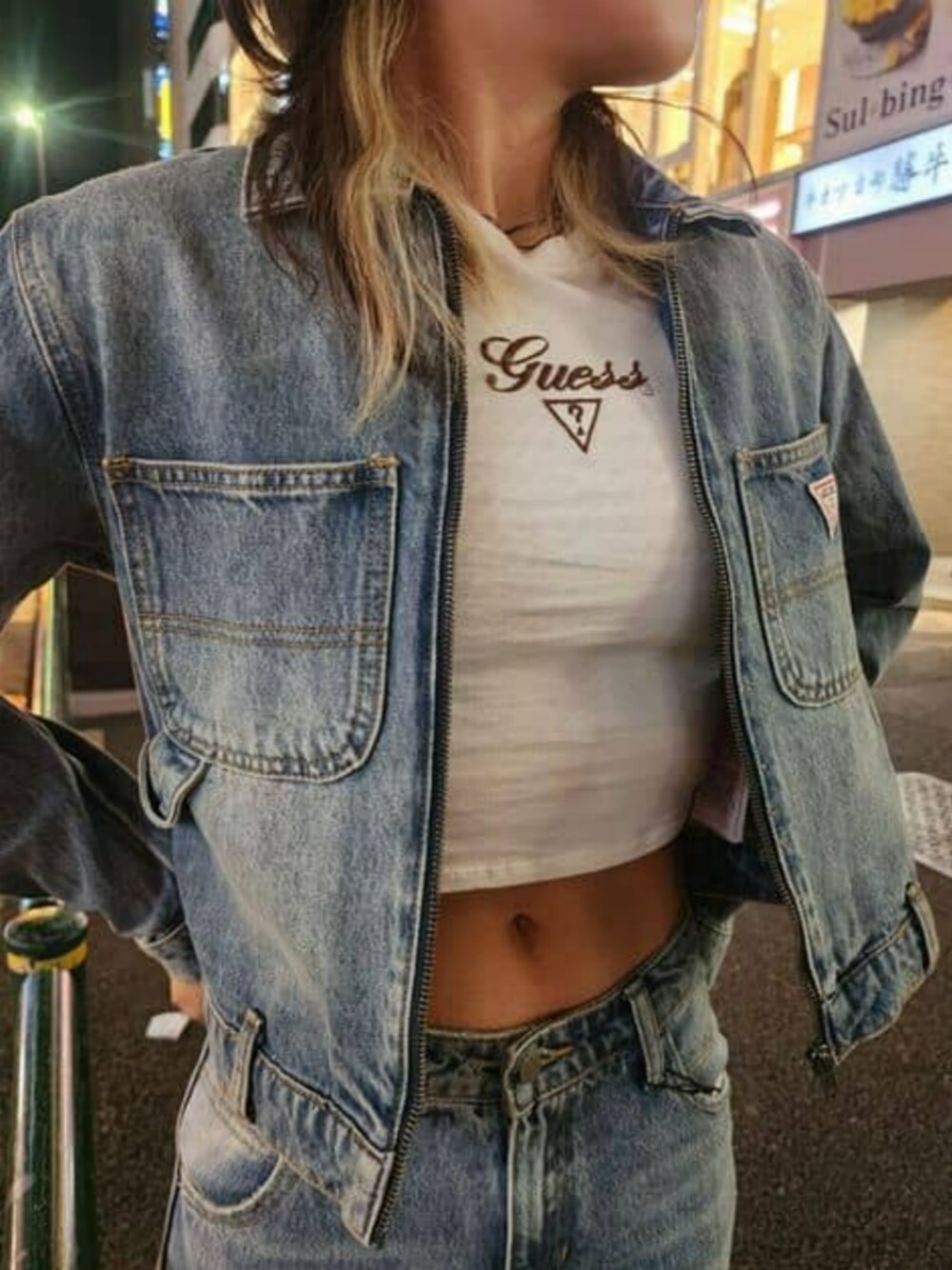 「GUESS Originals、デニムコーデ、セットアップ、カーペンターパンツ」｜「GuessのGUESS Originals Vintage Baby Tee（Tシャツ/カットソー、ホワイト系）」を使った、GUESS JAPANさん（レディース・160cm）の秋コーディネートの1枚目の写真