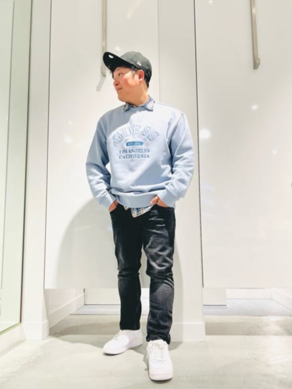 ブルー系のシャツ/ブラウス、グレー系のデニムパンツを着用したメンズの春コーディネートの1枚目の写真