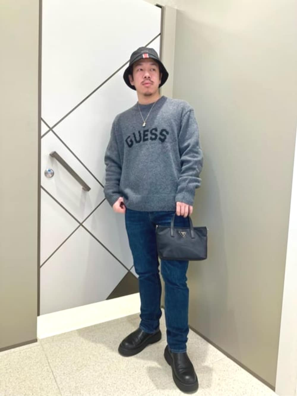 「GUESS、春コーデ、メンズファッション、バケットハット」｜「GuessのSTRAVE Rain Hat（ハット、ブラック系）」を使った、GUESS JAPANさん（メンズ・167cm）の春コーディネートの1枚目の写真
