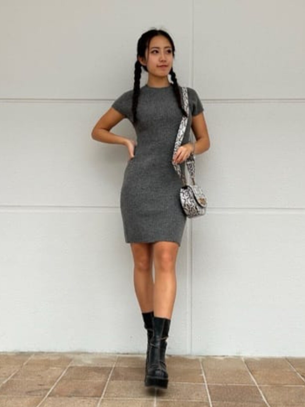 「guess、GUESS、ワンピース、ハンドバッグ」｜「GuessのToki Rib-Knit Sweater Dress（ワンピース、グレー系）」を使った、GUESS JAPANさん（レディース・163cm）の冬コーディネートの1枚目の写真