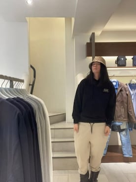 「Guess（ゲス）のアイテム（ハット）」を使った、GUESS JAPANさん（メンズ・178cm）の秋コーディネート