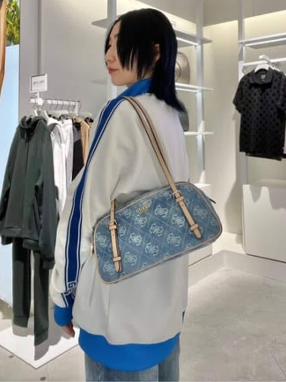 「デニム、デニムパンツ、スポーツミックス、スポーティ、トラックジャケット、カジュアル、カジュアルコーデ、バッグ、ハンドバッグ」｜「GuessのCASTORE Full Zip Sweatshirt ジャケット アウター（その他アウター、ホワイト系）」を使った、GUESS JAPANさん（レディース・162cm）の春コーディネートの1枚目の写真