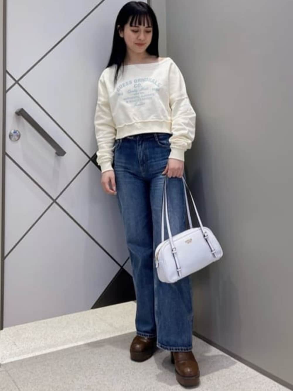 「guess、GUESS、スウェット、スウェットコーデ、デニム、デニムパンツ、春コーデ、春、春服、カジュアル、カジュアルコーデ」｜「GuessのCLAIR Pant デニムパンツ レディース（デニムパンツ、ブルー系）」を使った、GUESS JAPANさん（レディース・159cm）の春コーディネートの1枚目の写真