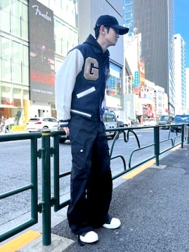 「Guess（ゲス）のアイテム（スタジャン）」を使った、GUESS JAPANさん（メンズ・180cm）の春コーディネート