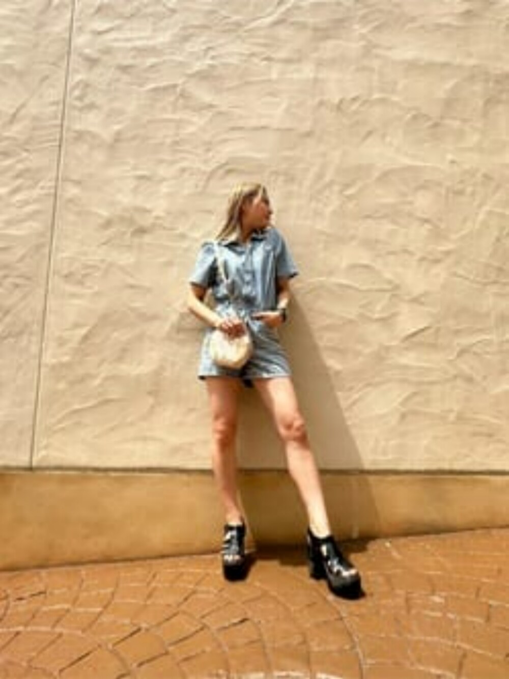 「80's、ヴィンテージ、オーバーオール、シンプルコーデ、デートコーデ、guess」｜「GuessのDenim Overall Pants（サロペット/オーバーオール、ブルー系）」を使った、GUESS JAPANさん（レディース・164cm）の夏コーディネートの1枚目の写真