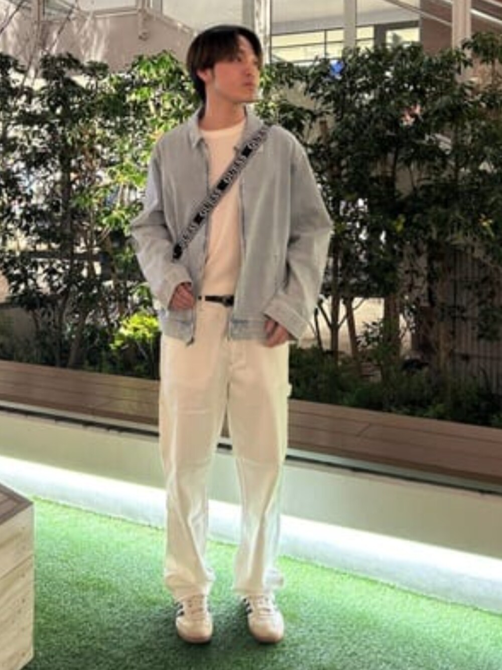 「GUESS、guess、デニムジャケット、白パンツ、春コーデ、春、春夏コーデ、春アウター、春色、カジュアル、カジュアルコーデ」｜「GuessのTod Honeycomb Stitch（スウェット、ホワイト系）」を使った、GUESS JAPANさん（メンズ・178cm）の春コーディネートの1枚目の写真