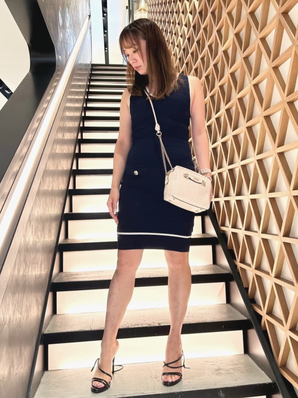 ブルー系のワンピース、ピンク系のショルダーバッグを着用したレディースの夏コーディネートの1枚目の写真